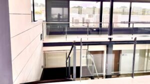 edificio Newtec zona escaleras